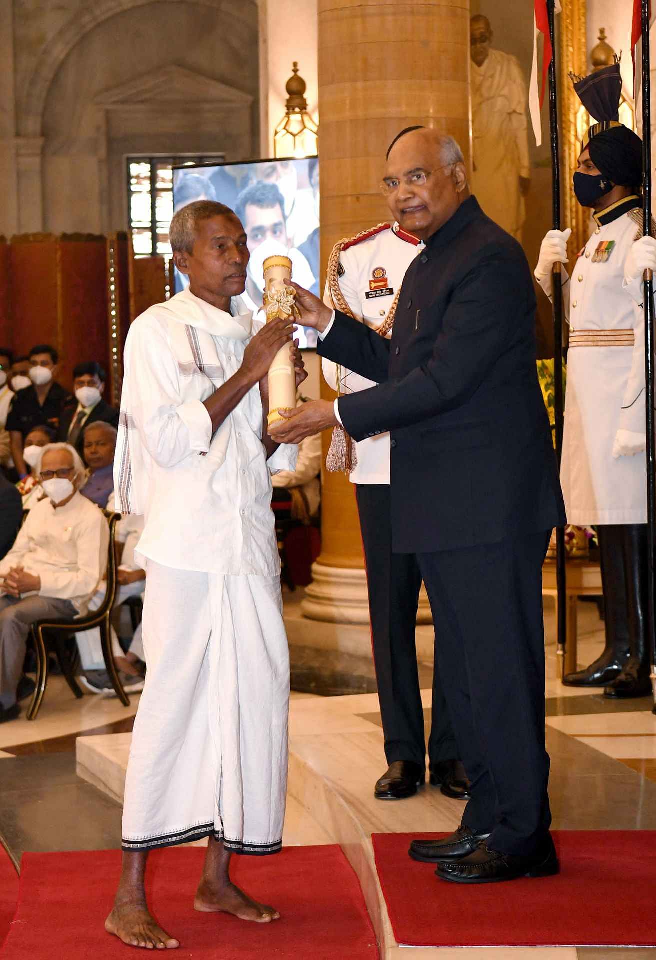 Harekala Hajabba receives the Padma Shri from President Ram Nath Kovind on 8 November | ANI