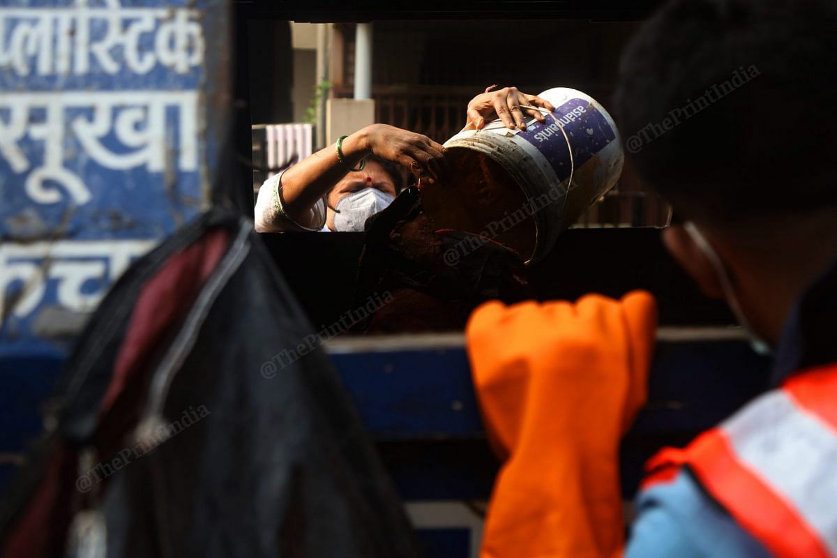 Residents dispose garbage in the municipal van | Photo: Manisha Mondal | ThePrint
