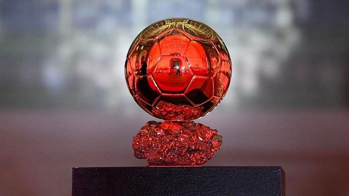 The 2021 Ballon d’Or trophy. | Photo Credit: Twitter/@francefootball