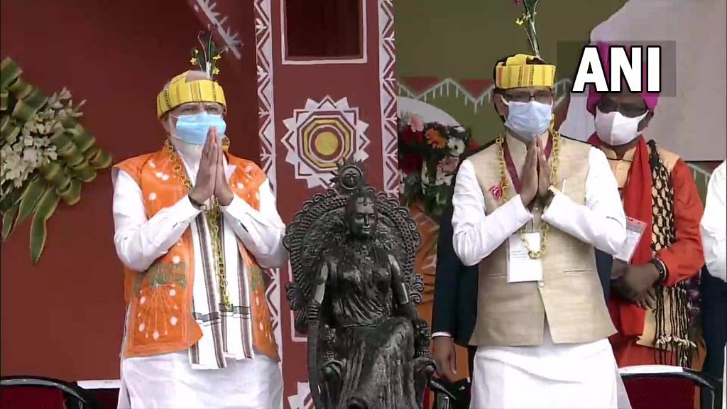 Prime Minister Narendra Modi (left) and Madhya Pradesh Chief Minister Shivraj Chouhan with a statue of Rani Kamlapati, in Bhopal Monday | Photo: Twitter | @ANI