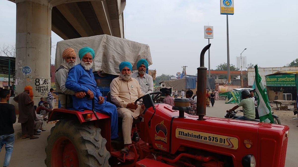 Farmers at the Tikri border after PM Modi's announcement to repeal the 3 farm laws | Tina Das | ThePrint