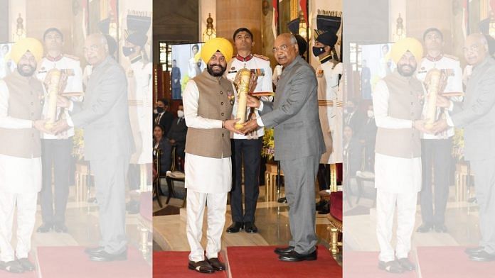 Jitender Singh Shunty receives the Padma Shri | Twitter | @jsshunty