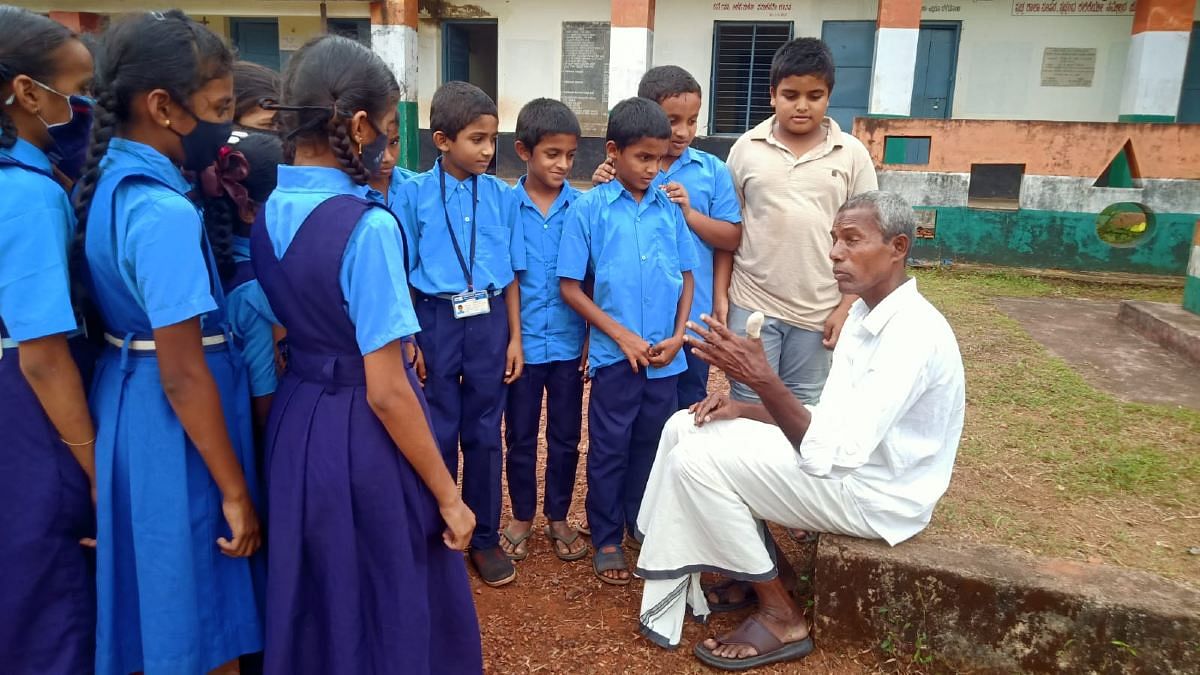Harekala Hajabba with students of the Government Higher Secondary School in Newpadu, Mangaluru | Anusha Ravi Sood | ThePrint Harekala Hajabba with students of the Government Higher Secondary School in Newpadu, Mangaluru | Anusha Ravi Sood | ThePrint