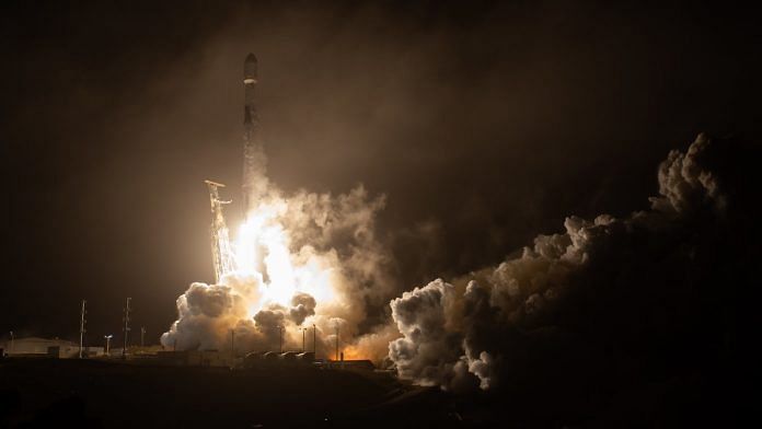 The SpaceX Falcon 9 rocket launches with the Double Asteroid Redirection Test, or DART, spacecraft onboard, on 23 November 2021, from the Vandenberg Space Force Base in California. | Photo: Flickr/NASA HQ PHOTO
