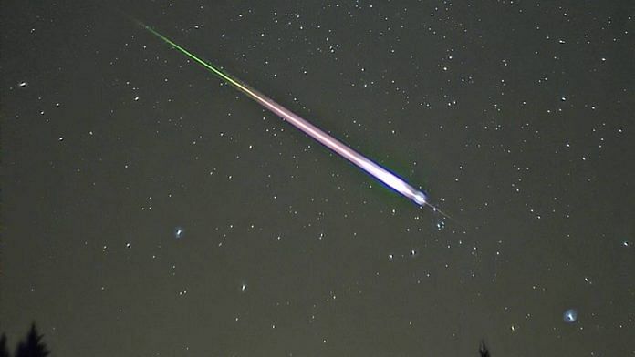 A meteor during the 2009 Leonid meteor shower. | Wikipedia