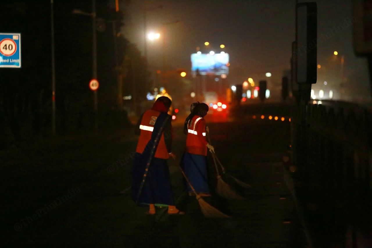 The sanitation workers work at night | Photo: Manisha Mondal | ThePrint