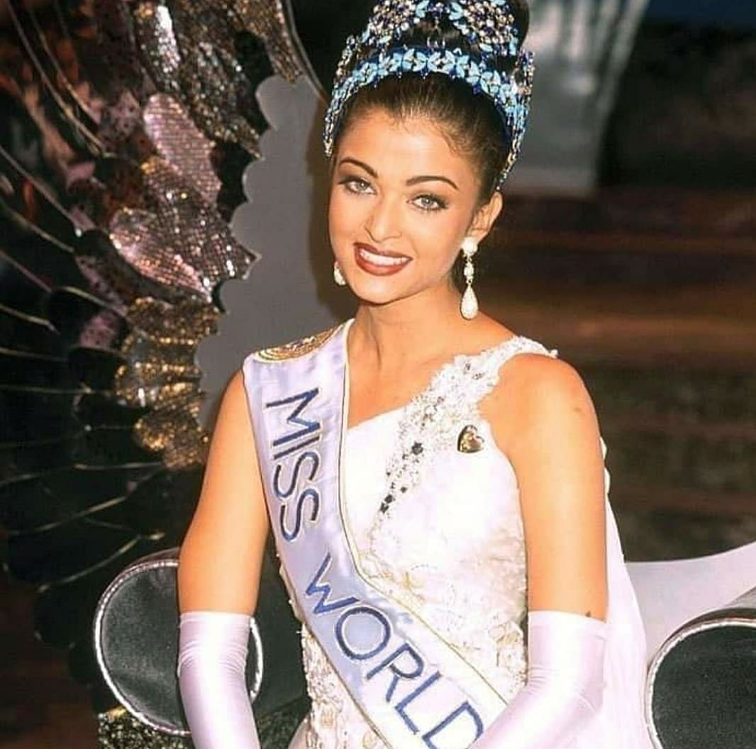 Aishwarya Rai Bachchan with the Miss World crown in 1994 | Photo: @feminamissindia | Facebook