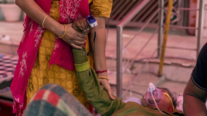 Relatives attend to a Covid patient receiving free oxygen at the Shri Guru Singh Sabha Gurudwara in Ghaziabad, Uttar Pradesh, on 11 May 2021 | Representational image | Bloomberg