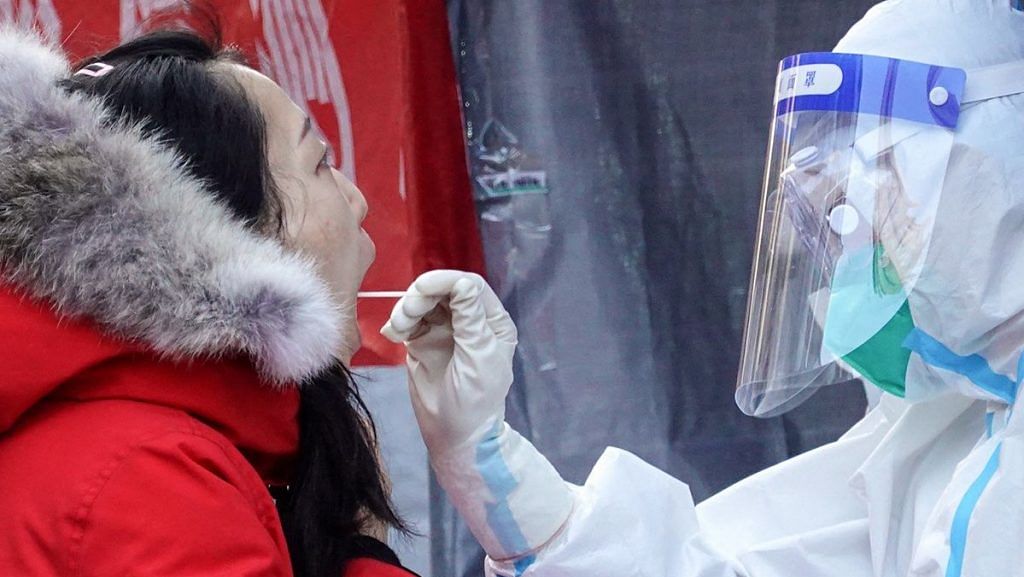 A resident undergoes a nucleic acid test for the coronavirus in Xi'an in China's northern Shaanxi province on 29 December 2021 | Photo: STR/AFP/Getty Images via Bloomberg