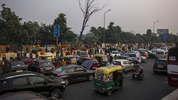 Vehicles are slowed in traffic as shoppers stop at a wholesale flower market set up daily along a highway during Diwali in Ghazipur | Representational image | Bloomberg
