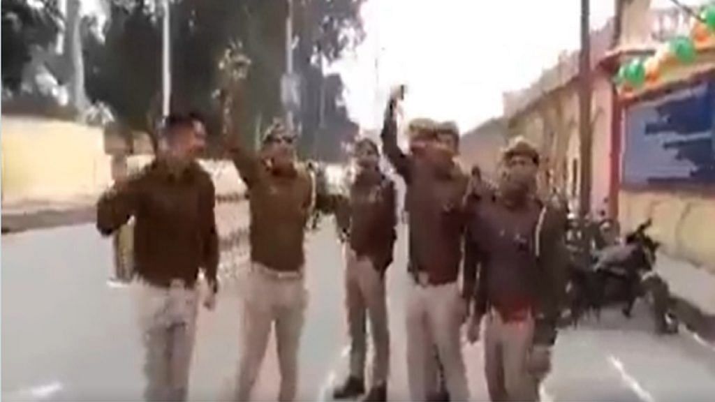 A video of policemen in Rampur chanting 'Jayant Chaudhary zindabad' has gone viral. | Twitter screenshot | @suryapsingh_IAS