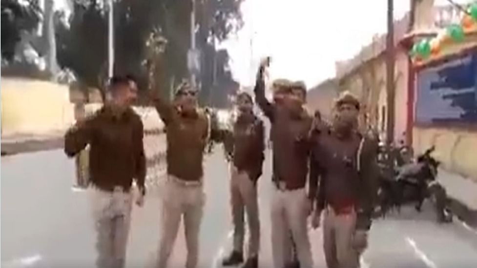 Viral video of policemen chanting 'Jayant Chaudhary zindabad' is from Rampur, not Meerut Viral video of policemen chanting 'Jayant Chaudhary zindabad' is from Rampur, not Meerut