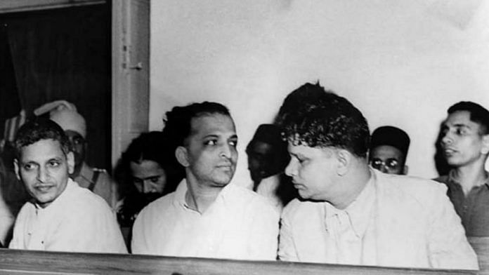 Nathuram Godse (L) during the trial of people accused and complicit in Mahatma Gandhi's assassination.| Commons