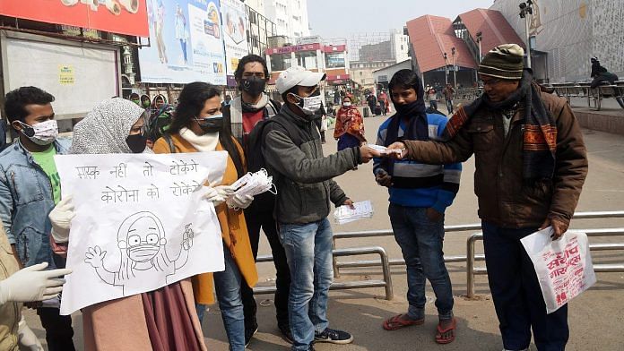 Representational photo of volunteers distributing masks in Bihar | ANI