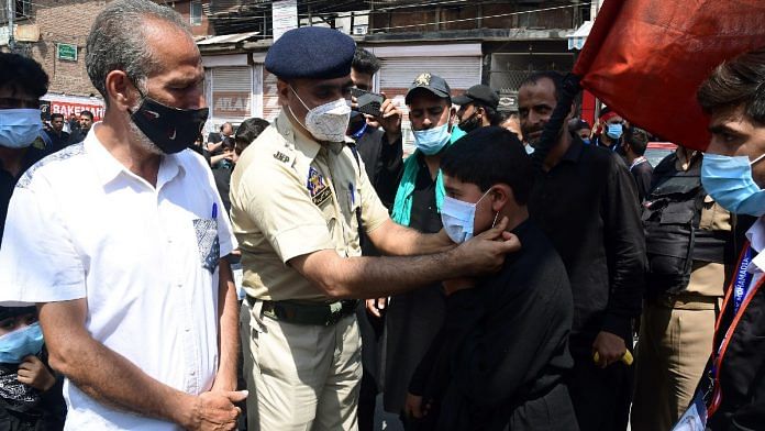 Representational photo of Srinagar Police distributing face masks at the Zadibal area | ANI