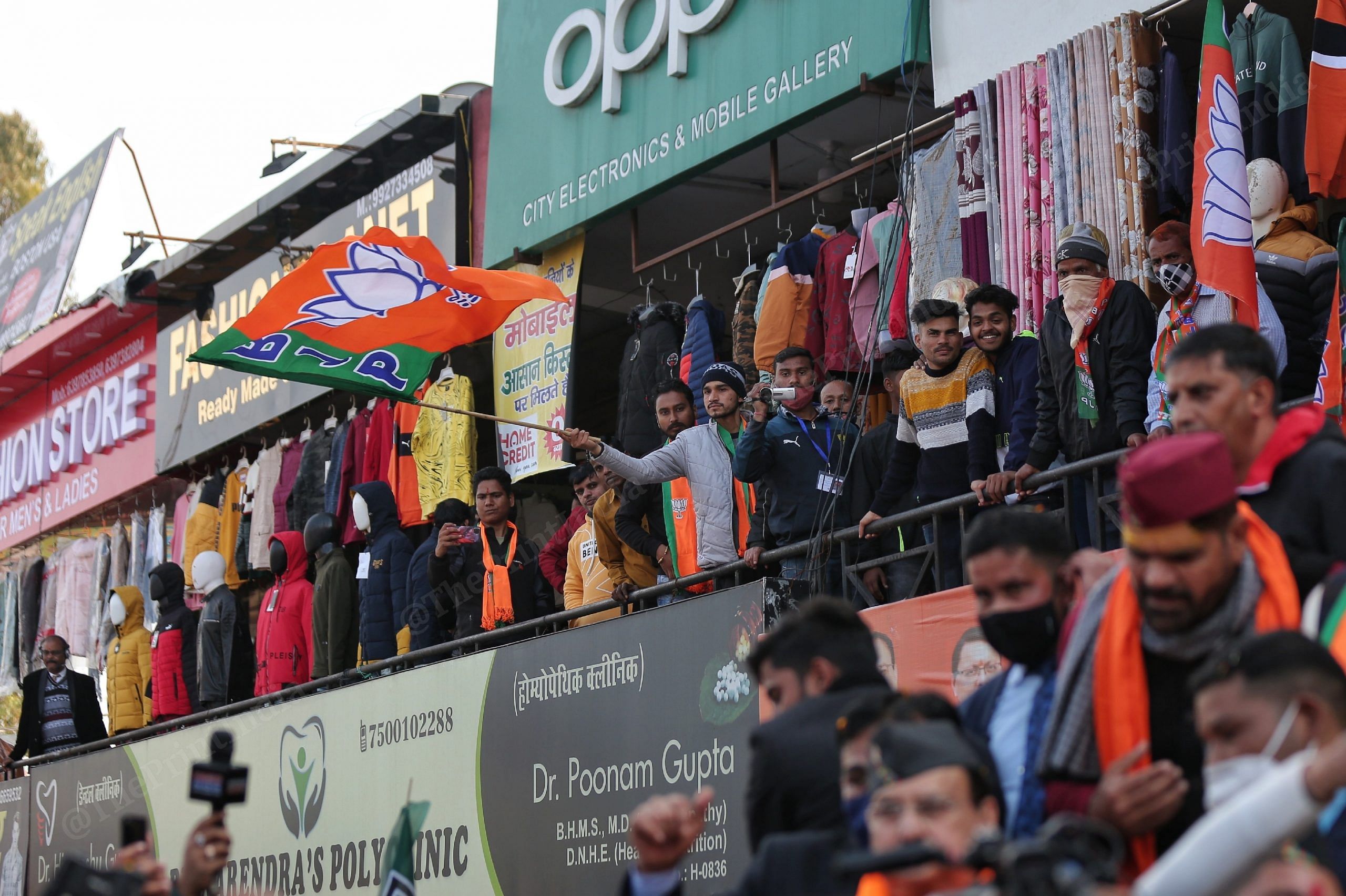 Residents of Uttarakhand welcoming the BJP president J.P Nadda duringdoor to door campaign | Photo: Suraj Singh Bisht | ThePrint