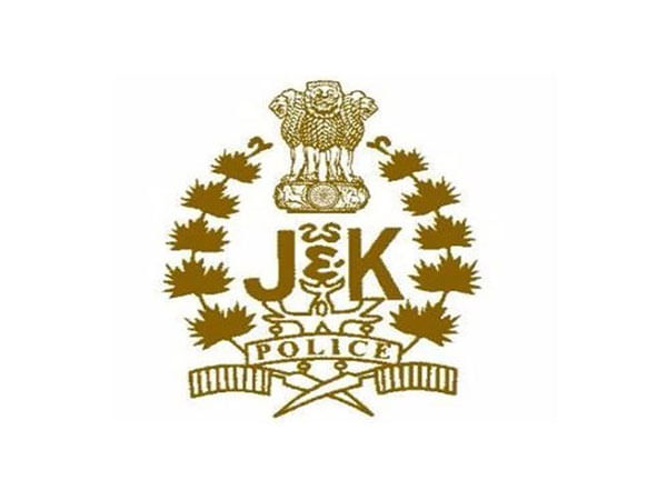 J-K: Stranded due to snowfall, Kulgam police helps pregnant woman in labor pain reach hospital in time