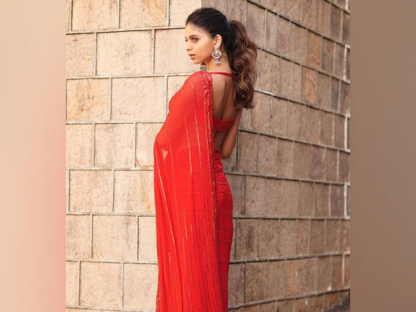 Suhana Khan turns muse for Manish Malhotra, oozes oomph in hot red saree