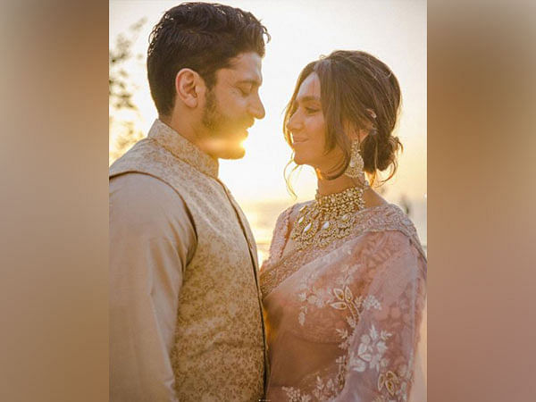 Farhan Akhtar-Shibani Dandekar treat fans to pictures from their civil wedding