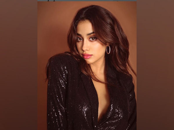 Janhvi Kapoor oozes sensuality in recent sunset pictures