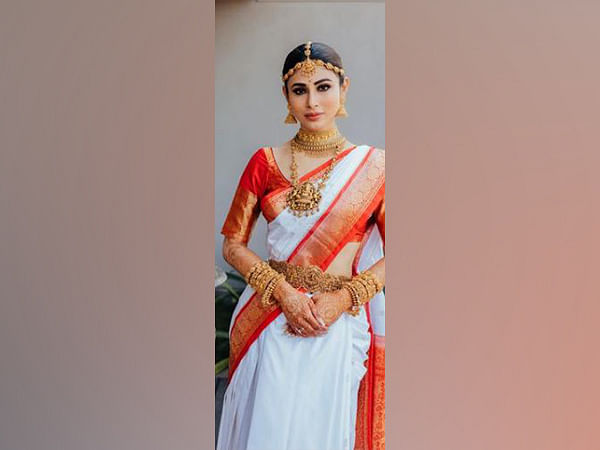 Mouni Roy celebrates one month wedding anniversary 