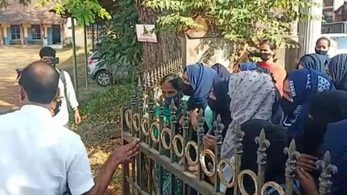 Students wearing hijabs being stopped from entering a college in Kundapur | Videograb
