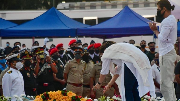 Shah Rukh Khan didn’t ‘spit’ at Lata Mangeshkar’s funeral. This is what his gesture meant