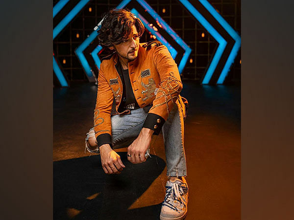  Darshan Raval comes up with new song 'Goriye' 