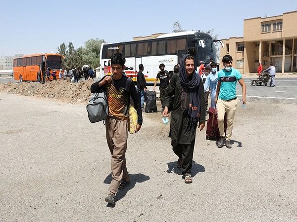 Afghan refugees continue to pour through Nimroz province to enter Iran 