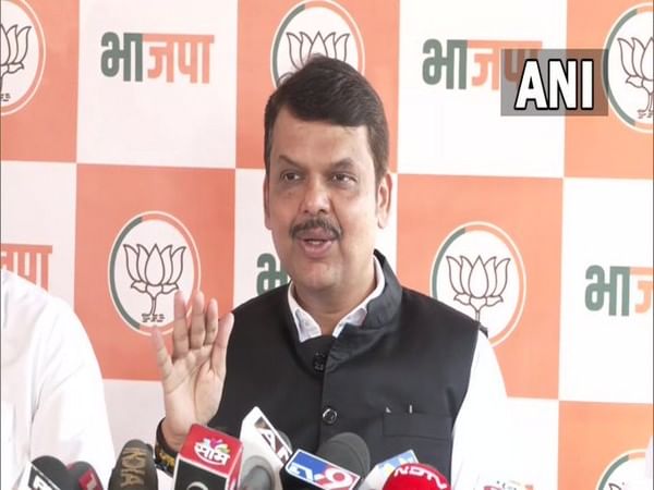 Devendra Fadnavis asked to appear before Mumbai Police in phone tapping case