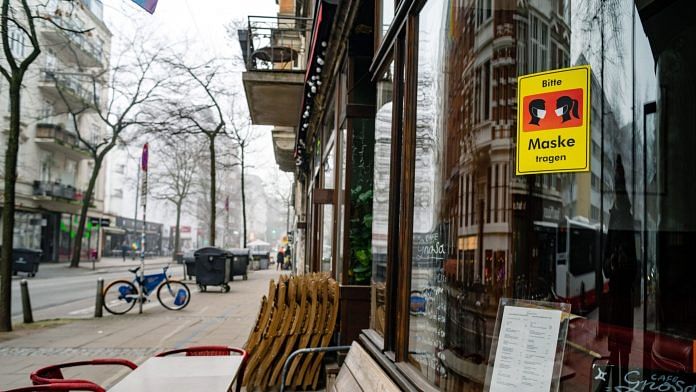 A Covid-19 sign in the window of a restaurant in Hamburg, Germany, on 15 March 2022 | Photo: Imke Lass | Bloomberg