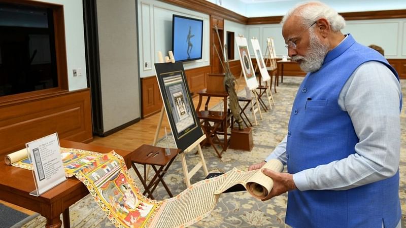 21 मार्च 2022 को ऑस्ट्रेलिया द्वारा भारत को वापस भेजी गई प्राचीन वस्तुओं का पीएम नरेंद्र मोदी ने निरीक्षण किया | एक्स/@ANI