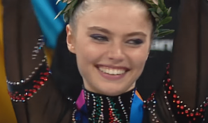 Alina Kabaeva after winning the gold medal in Rhythmic Gymnastics at the 2004 Athens Olympic Games | Photo: YouTube Olympics channel