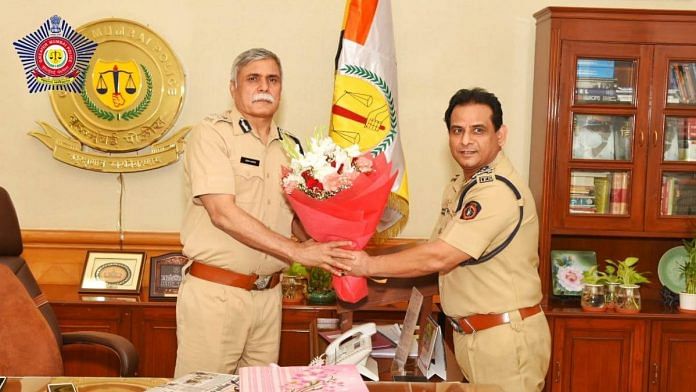 Sanjay Pandey (left) being welcomed as Mumbai Police Commissioner | Twitter