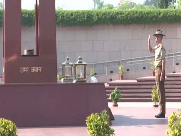 New Delhi: Australian Army Chief lays wreath at National War Memorial