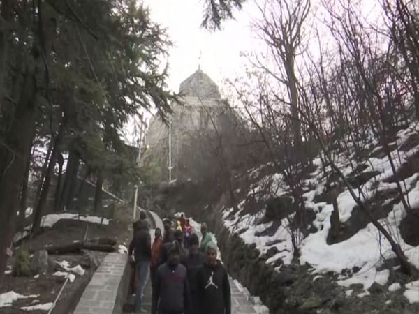 J-K: Devotees celebrate Maha Shivaratri with fervour at Shankaracharya temple