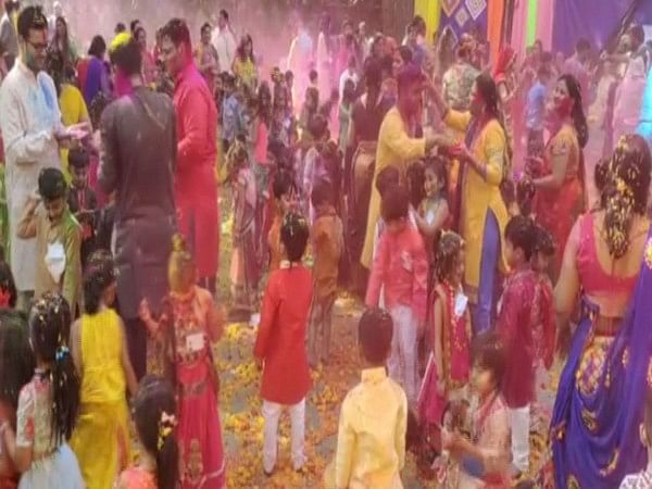 Gujarat: School children celebrate eco-friendly Holi with wasted flowers of temple