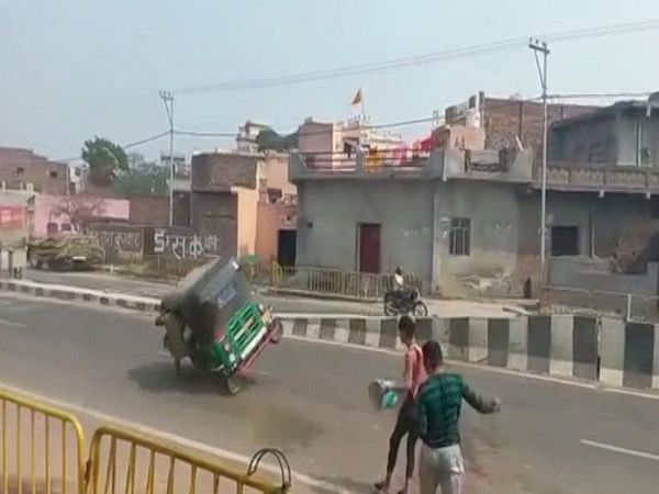 Speeding autorickshaw overturns as locals throw water balloons at three-wheeler in UP's Baghpat