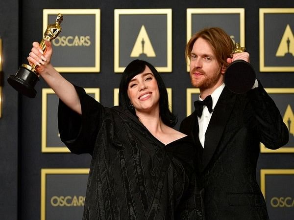 20-year-old Billie Eilish takes home her first Oscar for 'No Time To ...