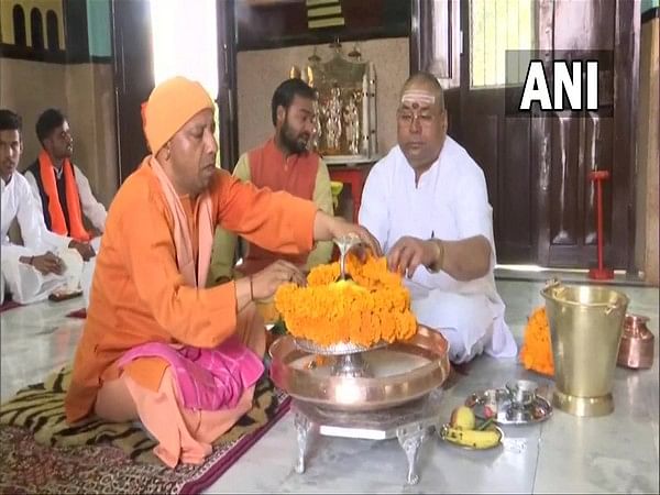 Maha Shivaratri: Yogi Adityanath Offers Prayers At Gorakhnath Temple ...