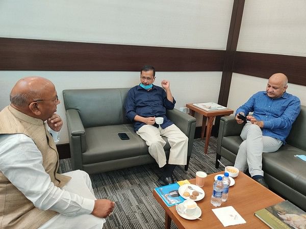 Jharkhand: MLA Saryu Roy meets CM Kejriwal, Sisodia at Delhi airport