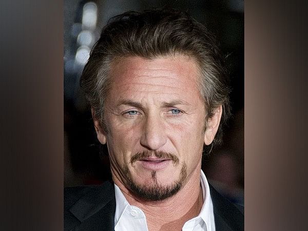 Sean Penn 'walks miles' to reach Polish border after abandoning his car amid documentary filming
