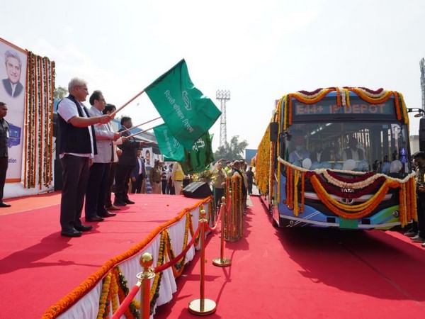 Delhi transport Minister flags off 100 CNG buses, 1 electric bus
