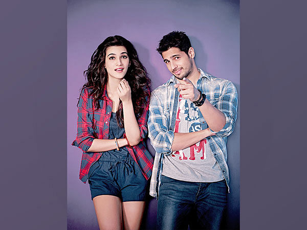 Sidharth Malhotra holds train of Kriti Sanon's dress at awards night, fans hail him as 'gentleman' 