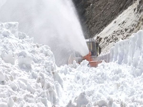 J-K: Snow clearing operation starts in full swing on Mughal Road ...