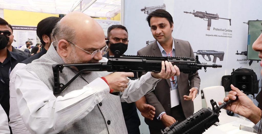 Home Minister Amit Shah holding a rifle at the FICCI Tech Expo at the 48th All India Police Science Congress in CAPT Bhopal | AmitShah/Twitter