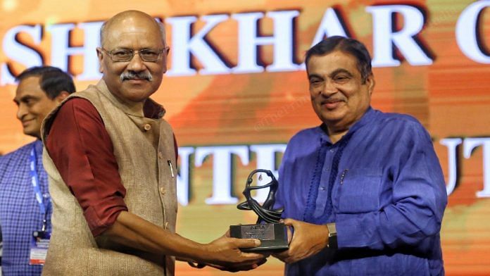 ThePrint's Editor-in-Chief Shekhar Gupta receiving the ‘Lifetime Contribution to Media’ award from Union Minister Nitin Gadkari, at a felicitation ceremony organised by the All India Management Association in Delhi Tuesday | Manisha Mondal | ThePrint