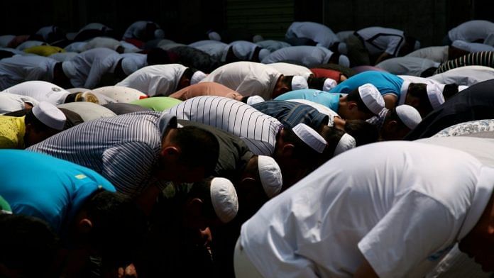 People praying at a mosque | Representational image | Photo: Commons