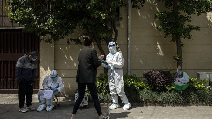 Residents take part in a round of Covid testing during a lockdown in Shanghai, China, on 16 April 2022. | Photographer: Qilai Shen/Bloomberg