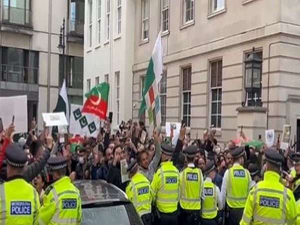 Pti Supporters Agitate Outside Former Pak Pm Nawaz Sharifs London Residence Theprint Anifeed 4328